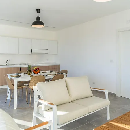 Beautiful In With Kitchen Apartment *