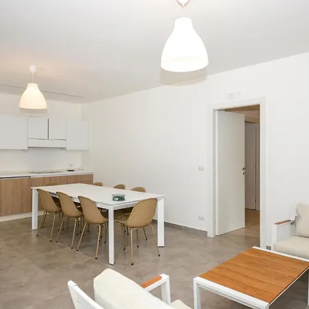 Beautiful In With Kitchen Apartment *